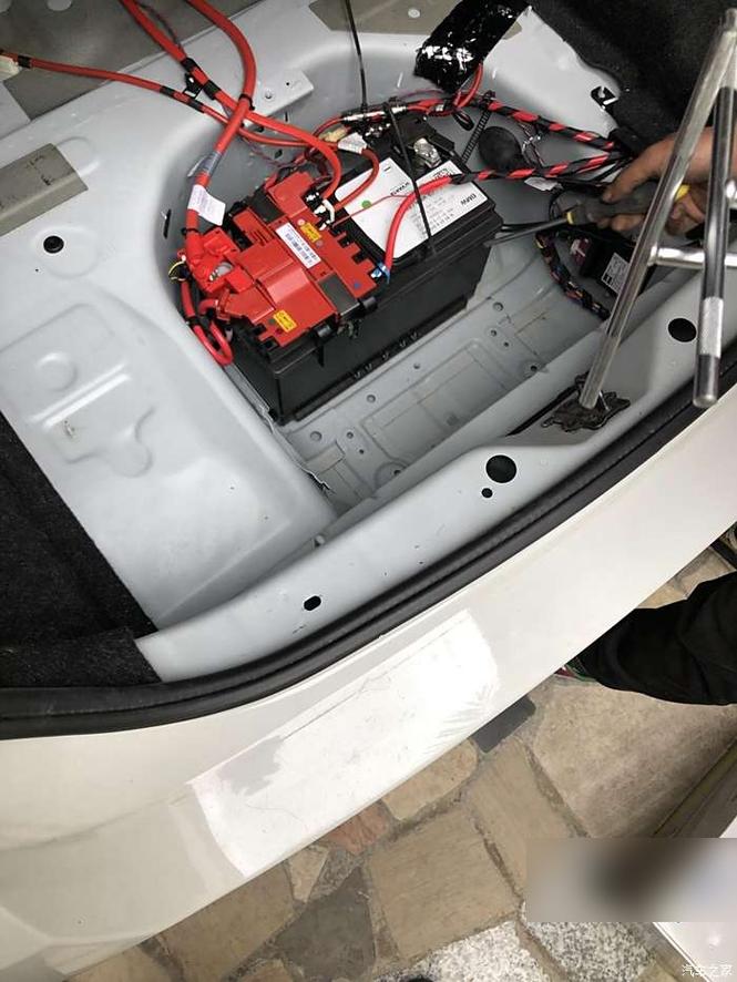 寶馬五系電瓶線在哪，寶馬5系電瓶電路板維修視頻