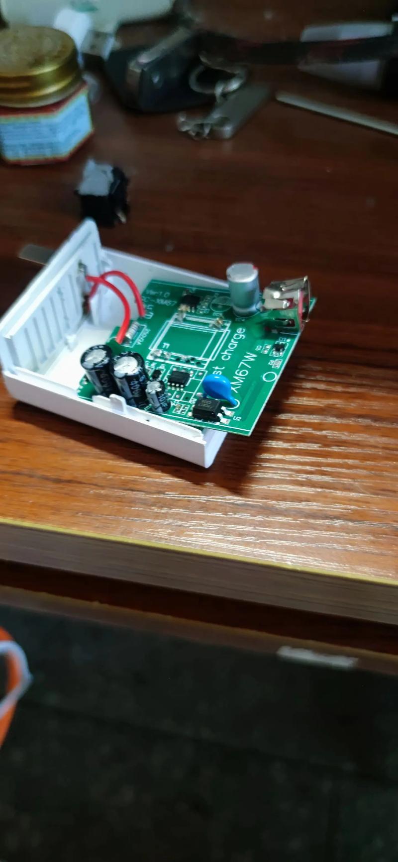 手機充電線路板維修：疑難解析及相關費用探討