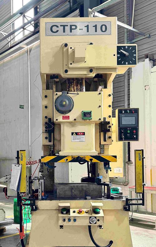 沖壓機(jī)床機(jī)械手，沖床機(jī)械手生產(chǎn)線現(xiàn)場(chǎng)直播