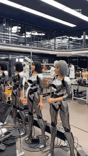 看美女如何維修機器人