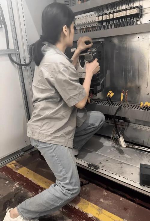 線路板維修美女